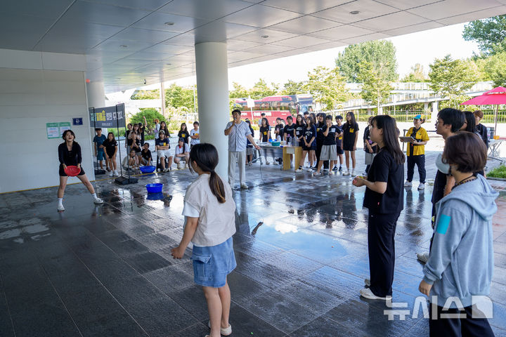 [증평=뉴시스] 충북 증평군이 16일 청소년문화의집에서 청소년자치기구 연합활동 '올빼미 워크샵'을 진행하고 있다. (사진= 증평군 제공) 2025.08.16. photo@newsis.com *재판매 및 DB 금지