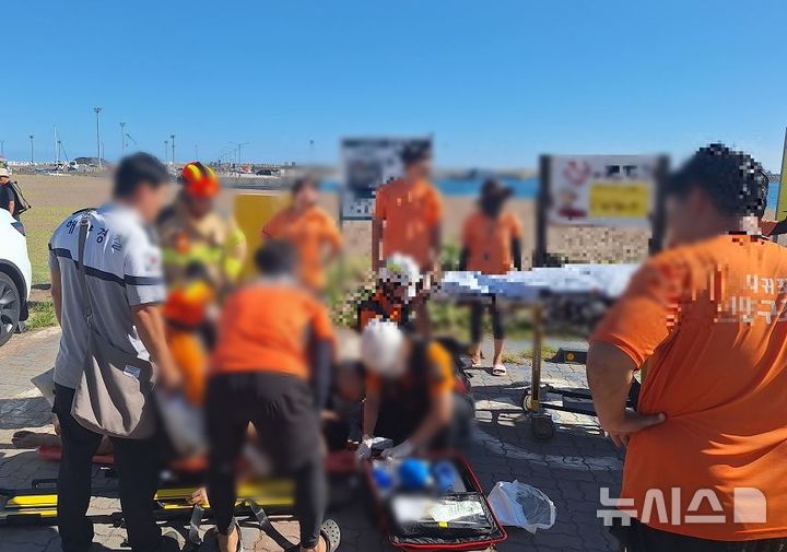 [제주=뉴시스] 16일 오후 제주 서귀포시 안덕면 화순금모래해수욕장에서 익수사고가 발생해 소방당국이 응급처치를 벌이고 있다. (사진=제주소방안전본부 제공) 2025.08.16. photo@newsis.com