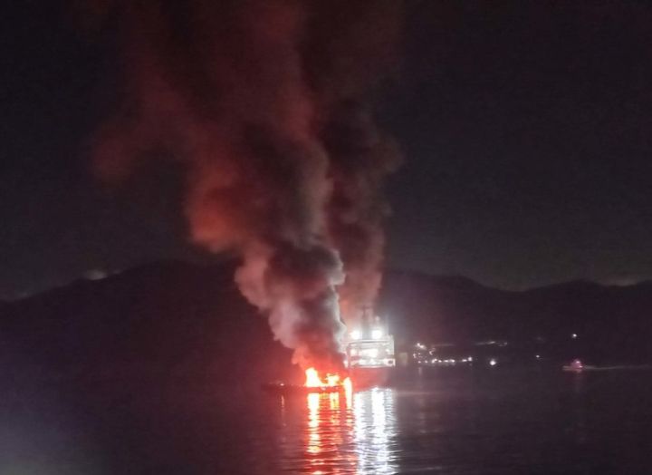 [여수=뉴시스] 변재훈 기자 = 16일 오전 1시4분께 전남 여수시 만흥동 한 항구에 정박된 2692t급 석유제품운반선과 인근에 계류 중이던 24t급 소형 화물선 B호에 잇따라 불이 나 해경이 진화 작업을 벌이고 있다. (사진=여수해경 제공) 2025.08.16. photo@newsis.com *재판매 및 DB 금지