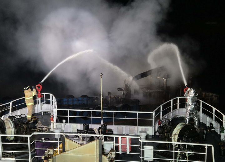 [여수=뉴시스] 변재훈 기자 = 16일 오전 1시4분께 전남 여수시 만흥동 한 항구에 정박된 2692t급 석유제품운반선과 인근에 계류 중이던 24t급 소형 화물선 B호에 잇따라 불이 나 해경이 진화 작업을 벌이고 있다. (사진=여수해경 제공) 2025.08.16. photo@newsis.com *재판매 및 DB 금지