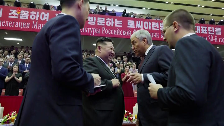 [서울=뉴시스] 조국해방(광복) 80주년을 맞아 북한을 방문한 러시아 예술사절들의 경축공연이 지난 15일 평양체육관에서 진행됐다고 조선중앙통신이 16일 보도했다. 김정은 국무위원장이 러시아 하원(국가두마) 의장과 함께 공연을 관람했다. (사진= 조선중앙통신 캡쳐) 2025.08.16. photo@newsis.com *재판매 및 DB 금지