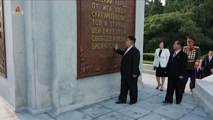 [서울=뉴시스] 김정은 북한 국무위원장이 조국해방(광복) 80주년을 맞아 지난 15일 옛 소련군을 추모하는 해방탑을 찾아 헌화했다고 조선중앙통신이 16일 보도했다. (사진= 조선중앙통신 캡쳐) 2025.08.16. photo@newsis.com *재판매 및 DB 금지