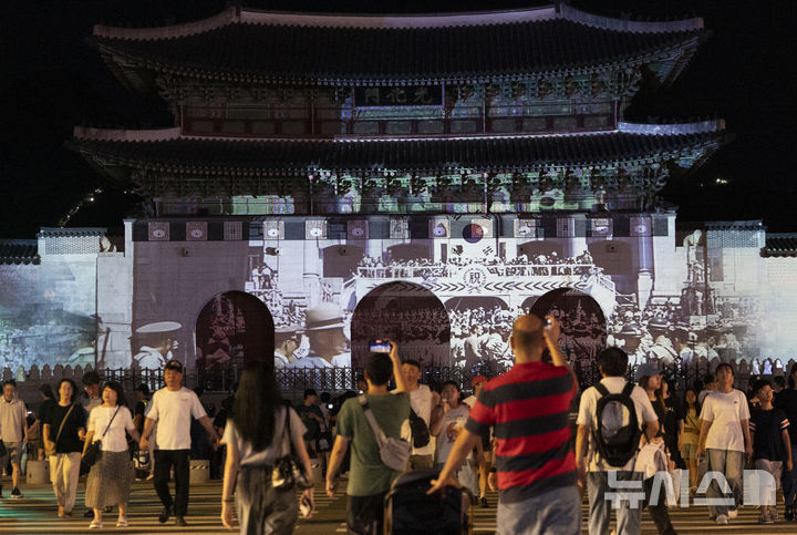 [서울=뉴시스] 김근수 기자 = 16일 서울 종로구 광화문광장에서 광복 80년 빛 축제 '80개의 빛, 하나된 우리'가 열려 광화문 외벽에 미디어 파사드 작품이 펼쳐지고 있다.  국가보훈부는 16일부터 23일까지 광화문과 80ｍ에 달하는 광화문 외벽에 광복 80주년을 맞아 빛 축제인 '80개의 빛, 하나된 우리를 주제로 1945년 광복부터 현재까지 80년 역사가 담긴 영상이 펼쳐진다고 밝혔다. 2025.08.16. ks@newsis.com