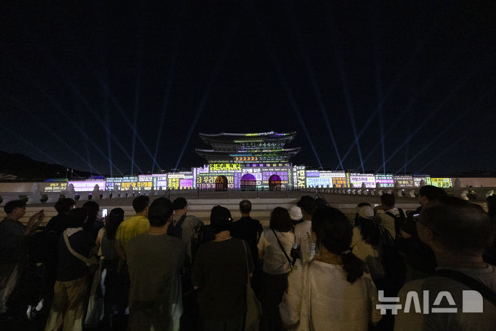 [서울=뉴시스] 김근수 기자 = 16일 서울 종로구 광화문광장에서 광복 80년 빛 축제 '80개의 빛, 하나된 우리'가 열려 광화문 외벽에 미디어 파사드 작품이 펼쳐지고 있다.  국가보훈부는 16일부터 23일까지 광화문과 80ｍ에 달하는 광화문 외벽에 광복 80주년을 맞아 빛 축제인 '80개의 빛, 하나된 우리를 주제로 1945년 광복부터 현재까지 80년 역사가 담긴 영상이 펼쳐진다고 밝혔다. 2025.08.16. ks@newsis.com