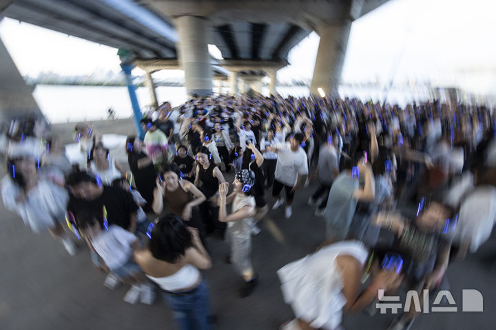 [서울=뉴시스] 김근수 기자 = 16일 서울 여의도한강공원 마포대교 하부에서 열린 한강무소음DJ파티에서 시민들이 헤드폰을 쓰고 축제를 즐기고 있다.&nbsp; 한강무소음DJ파티는 지난 8월 2일(토)부터 16일(토)까지 19시부터 22시까지 진행된다. 2025.08.16. ks@newsis.com