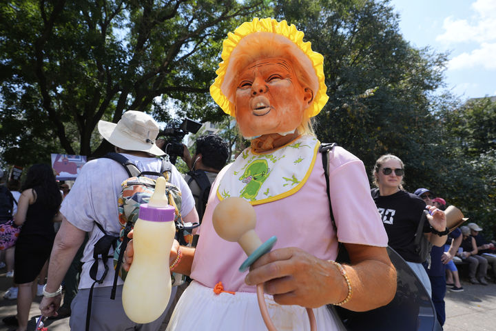 [워싱턴= AP/뉴시스] 트럼프의 워싱턴 D.C. 경찰의 연방정부 지배와 범죄자 노숙자 단속 비상 사태 선언에 반대하는 8월 16일 시위에서 트럼프 가면을 쓴 시위대원.&nbsp; 웨스트버지니아주 주 방위군의 워싱턴 파견이 발표된 이날 워싱턴 시내에서는 "파시스트의 워싱턴 점령 반대"를 외치는 대규모 시위가 일어났다. 2025. 08.17.&nbsp; 