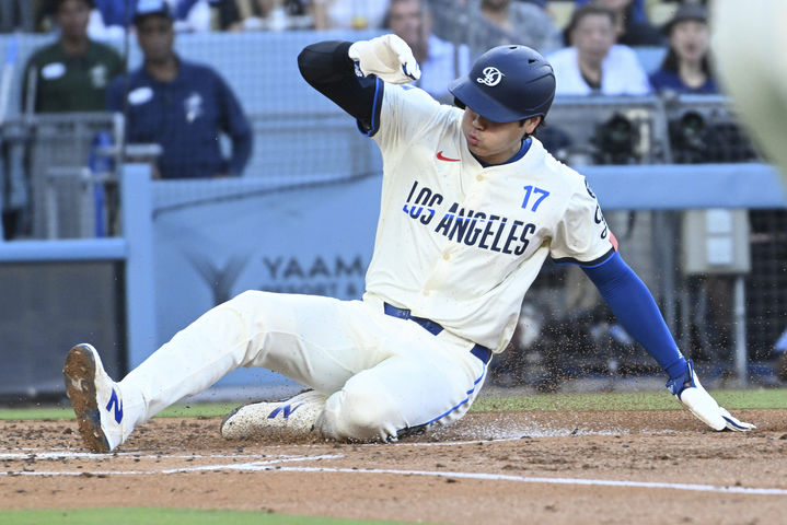 [로스앤젤레스=AP/뉴시스] LA 다저스 오타니 쇼헤이가 16일(현지 시간) 미국 캘리포니아주 로스앤젤레스의 다저스타디움에서 열린 2025 MLB 샌디에이고 파드리스와의 경기 2회 득점을 하고 있다. 2025.08.17.