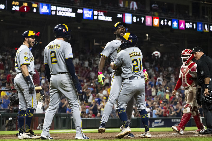 [신시내티=AP/뉴시스] 메이저리그 밀워키 브루어스의 앤드류 모나스테리오가 지난달 16일(현지 시간) 미국 오하이오주 신시내티의 그레이트 아메리탄 볼파크에서 열린 2025 MLB 신시내티 레즈와의 경기에서 11회 대타로 나선 뒤 역전 3점 홈런을 때려낸 뒤 동료들과 기뻐하고 있다. 이날 밀워키는 14연승을 질주하며 구단 사상 최다 연승 신기록을 달성했다. 2025.08.17.