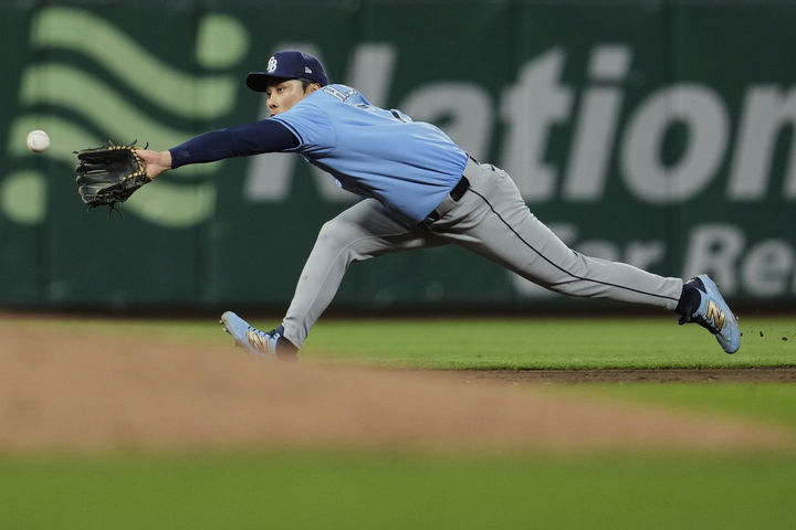 [샌프란시스코=AP/뉴시스] 탬파베이 레이스 유격수 김하성이 16일(현지 시간) 미 캘리포니아주 샌프란시스코의 오라클 파크에서 열린 2025 메이저리그 샌프란시스코 자이언츠와의 경기 8회 말 직선 타구를 잡아내고 있다. 김하성은 4타수 1안타 1삼진 1도루를 기록했고, 탬파베이는 2-1로 승리했다. 2025.08.17.