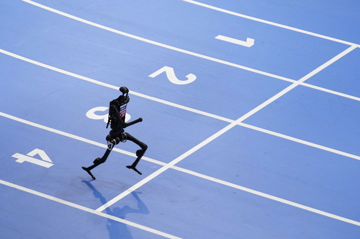 [베이징=AP/뉴시스] 15일(현지 시간) 중국 베이징 국가스피드스케이팅경기장에서 열린 2025 세계 휴머노이드 로봇 운동회 1500m 달리기에 참가한 한 로봇이 완주하고 있다. 2025.08.18.