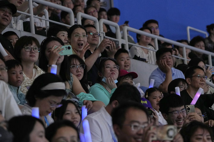 [베이징=AP/뉴시스] 14일(현지 시간) 중국 베이징 국가스피드스케이팅경기장에서 열린 2025 세계 휴머노이드 로봇 운동회 개막식에 참가한 관중들. 2025.08.18.