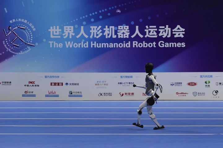 [베이징=AP/뉴시스] 15일(현지 시간) 중국 베이징 국가스피드스케이팅경기장에서 열린 2025 세계 휴머노이드 로봇 운동회에서 한 로봇이 달리고 있다. 2025.08.18.