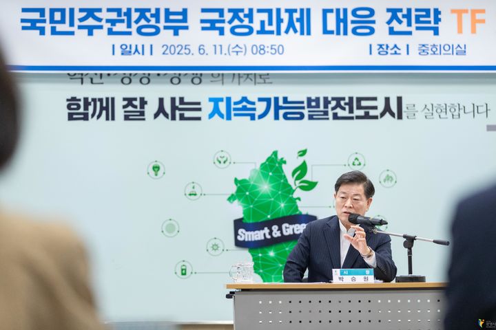 [광명=뉴시스] 박승원 광명시장이 6월11일 시청 중회의실에서 열린 '국민주권정부 국정과제 대응 전략 TF' 회의에서 발언하고 있다.(사진=광명시 제공)2025.08.17.photo@newsis.com *재판매 및 DB 금지