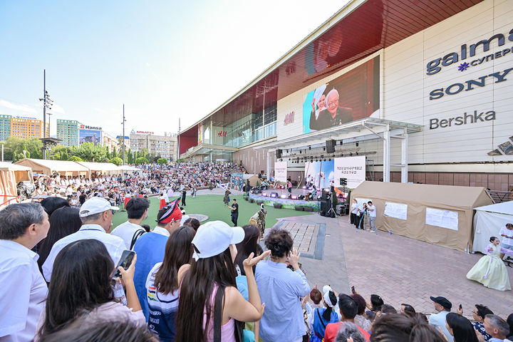 카자흐스탄 알마티 메가센터 야외무대에서 ‘한국 문화의 날’ 기념행사로 ‘정선아리랑 갈라’ 공연이 지난 16일 펼쳐지고 있다.(사진=정선군 제공) *재판매 및 DB 금지