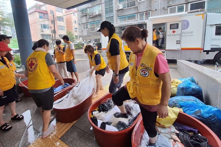 [인천=뉴시스] 대한적십자사 인천지사 관계자들이 침수 피해 주민 위해 세탁봉사를 진행하고 있다. (사진=대한적십자사 인천지사 제공) 2025.08.17. photo@newsis.com *재판매 및 DB 금지