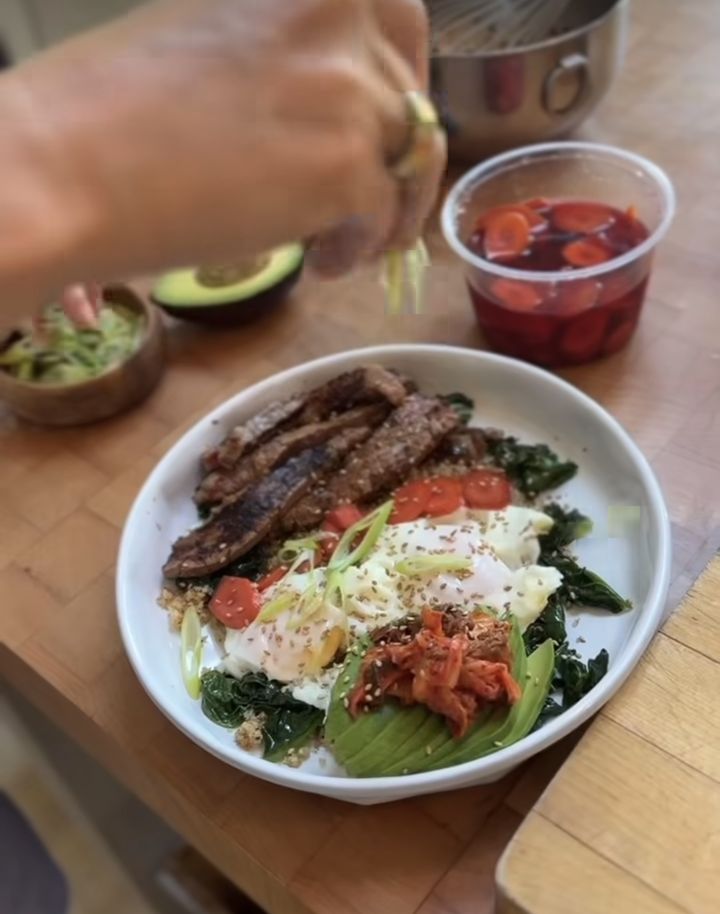 [서울=뉴시스] 귀네스 팰트로가 해석한 한식. (사진 = 인스타그램 캡처) 2025.08.17. photo@newsis.com *재판매 및 DB 금지