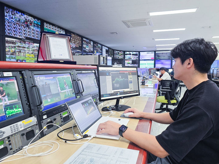 [사진=뉴시스] LG유플러스의 방송중계 및 IPTV 서비스가 재난·재해 상황에서의 안정적인 운영 역량을 국제적으로 인정받았다. 사진은 LG유플러스 임직원이 IPTV 서비스 상황을 점검하는 모습. (사진=LG유플러스 제공) 2025.08.17 photo@newsis.com *재판매 및 DB 금지