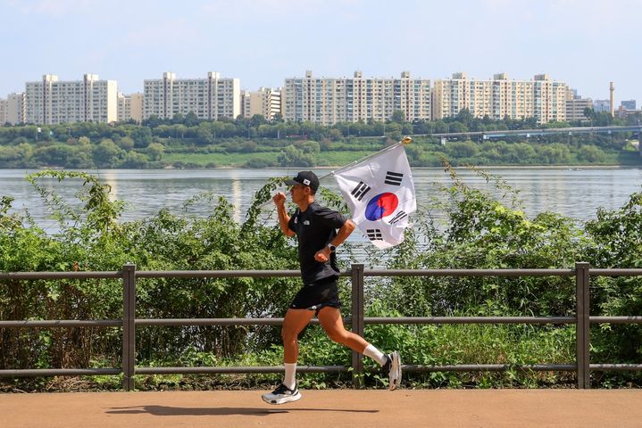 [서울=뉴시스] 한국타이어앤테크놀로지(한국타이어)가 국제 주거복지 비영리단체 한국해비타트 주관 '2025 815런' 캠페인에 4년 연속 후원 기업으로 참여했다고 17일 밝혔다. (사진=한국타이어앤테크놀로지 제공) photo@newsis.com *재판매 및 DB 금지