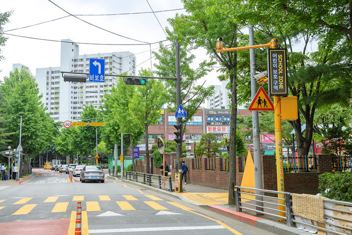[서울=뉴시스] 어린이보호구역 횡단보도 앞 '옐로카펫' 조성된 모습.