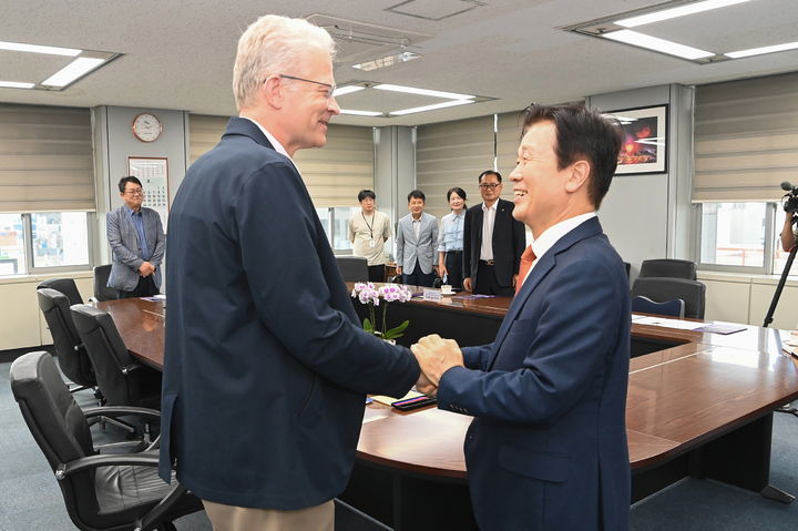 [진주=뉴시스]조규일 진주시장, 주한 스웨덴 대사 만나 기업협력 요청.(사진=진주시 제공).2025.08.17.photo@newsis.com *재판매 및 DB 금지