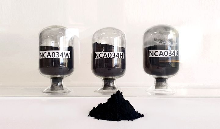 [서울=뉴시스] 에코프로는 올 상반기까지 NCA(니켈, 코발트, 알루미늄) 양극재 누적 판매량이 30만 톤을 돌파했다고 17일 밝혔다. 사진은 에코프로가 개발한 NCA 양극재 제품 모습. (사진=에코프로 제공) photo@newsis.com *재판매 및 DB 금지