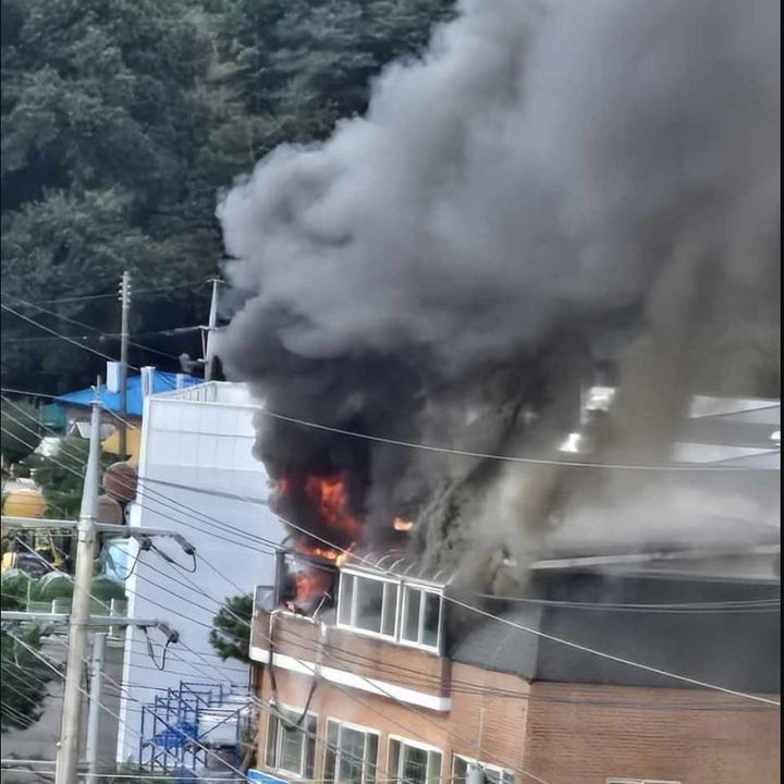 [화성=뉴시스] 화재 현장. (사진=경기도소방재난본부 제공) 2025.08.17. photo@newsis.com *재판매 및 DB 금지
