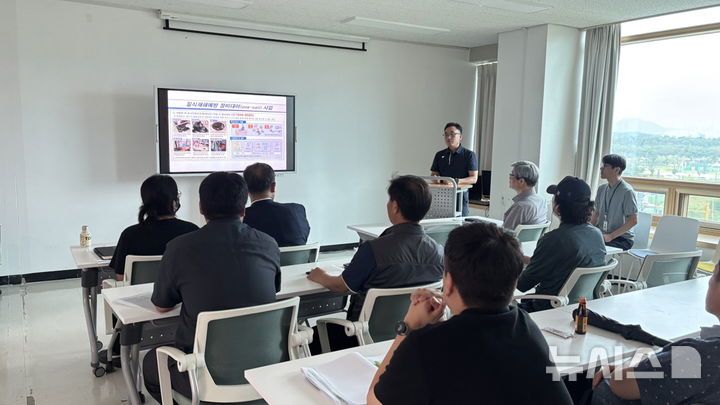 [시흥=뉴시스] 밀폐공간 질식사고 예방을 위한 교육 현장. (사진=시흥시 제공).2025.08.17.photo@newsis.com