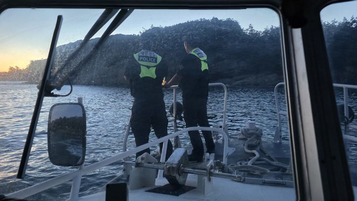 16일 해루질하다 연락두절된 A씨를 찿기위해 해경이 선유도 인근 해역을 수색하고 있다. (사진=군산해경 제공) *재판매 및 DB 금지