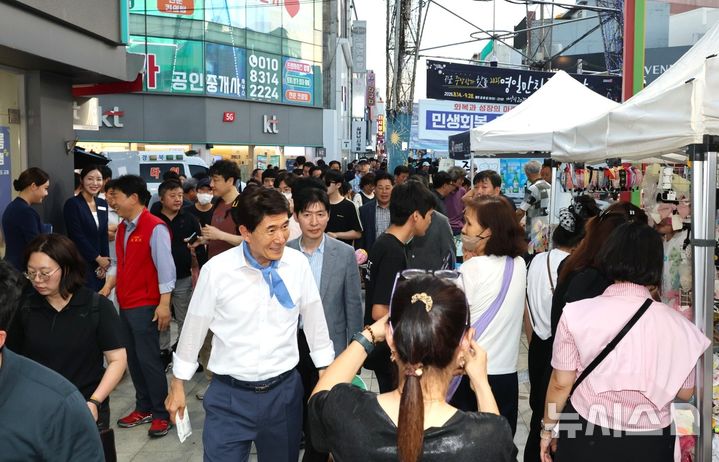 [포항=뉴시스] 송종욱 기자 = 경북 포항의 중앙상가 영일만친구 야시장이 14일 '거리 문화 축제' 개최를 시작으로 오는 9월 말까지 7주간 금·토·일 다양한 프로그램으로 운영해 원도심 상권 회복이 기대된다. 사진은 지난 14일 영일만친구 야시장 개막식 후 이강덕 시장이 영일만친구 야시장을 둘러보는 모습. (사진=포항시 제공) 2025.08.17. photo@newsis.com