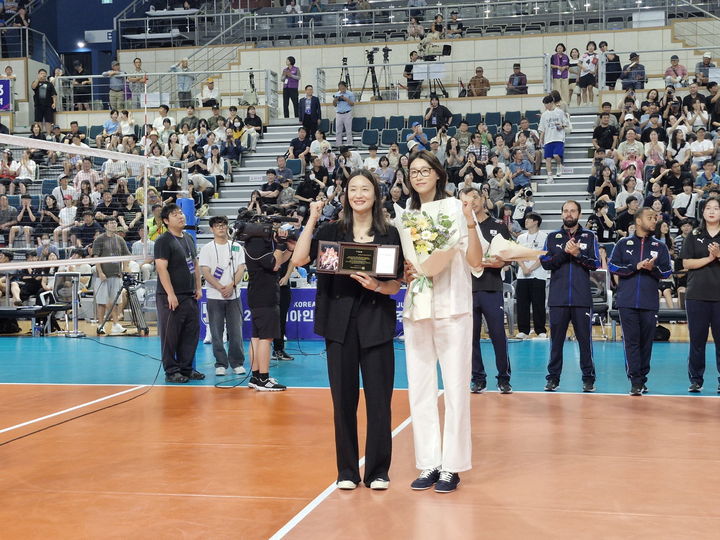 [진주=뉴시스]진주국제여자배구대회, 표승주 선수 은퇴식.(사진=진주시 제공).2025.08.17.photo@newsis.com *재판매 및 DB 금지
