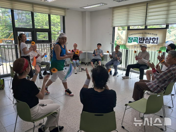 [시흥=뉴시스] 고립 가구 대상 '장곡반상회' 운영 현장. (사진=시흥시 제공). 2025.08.17.photo@newsis.com