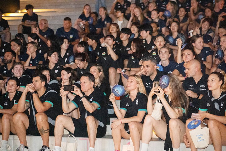 [진주=뉴시스]진주국제여자배구대회, 선수단 미디어아트 진주성 관람.(사진=진주시 제공).2025.08.17.photo@newsis.com *재판매 및 DB 금지