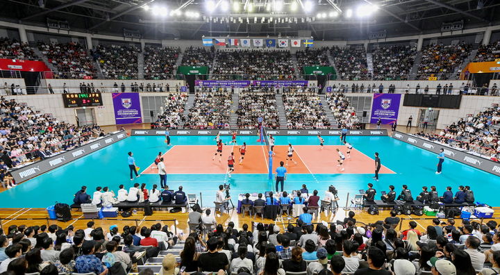 [진주=뉴시스]진주국제여자배구대회, 한일전 특별시구와 단체관람.(사진=진주시 제공).2025.08.17.photo@newsis.com *재판매 및 DB 금지