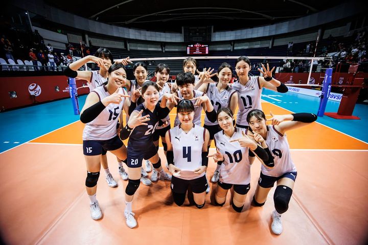 [서울=뉴시스] 한국 21세 이하(U-21) 여자배구 대표팀이 16일(한국 시간) 인도네시아 수라바야에서 열린 2025 국제배구연맹(FIVB) U-21 세계선수권대회에서 인도네시아에 3-2로 승리한 뒤 기념사진을 찍고 있다. (사진=FIVB 공식 홈페이지 캡처) 2025.08.16. *재판매 및 DB 금지