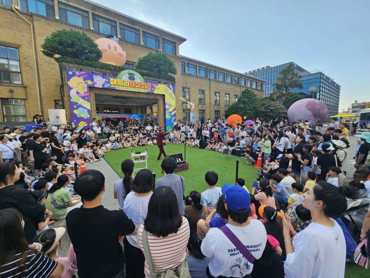 [대전=뉴시스]옛 충남도청사에 마련된 패밀리테마파크에서 관람객을 위한 공연이 펼쳐지고 있다. (사진=대전시 제공) 2025.08.17. photo@newsis.com *재판매 및 DB 금지