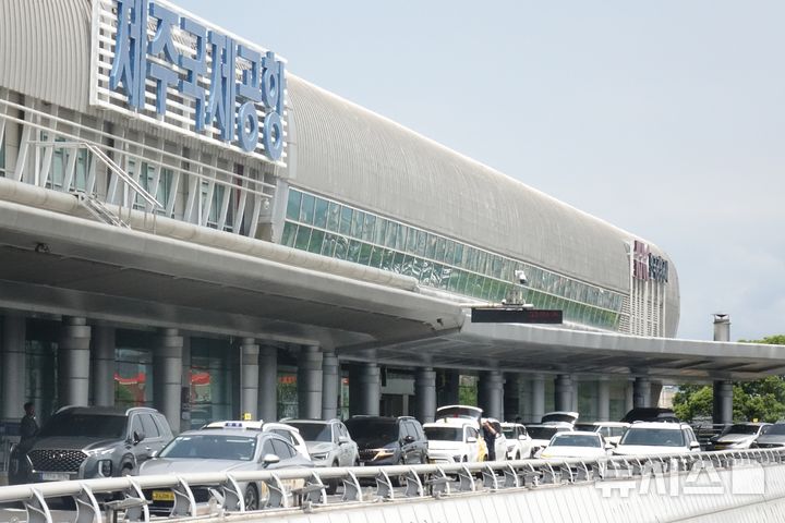 [제주=뉴시스] 양영전 기자 = 광복절 연휴 마지막 날인 17일 오후 제주국제공항 3층 출발장에서 차량들이 바쁘게 움직이고 있다. 2025.08.17. 0jeoni@newsis.com 