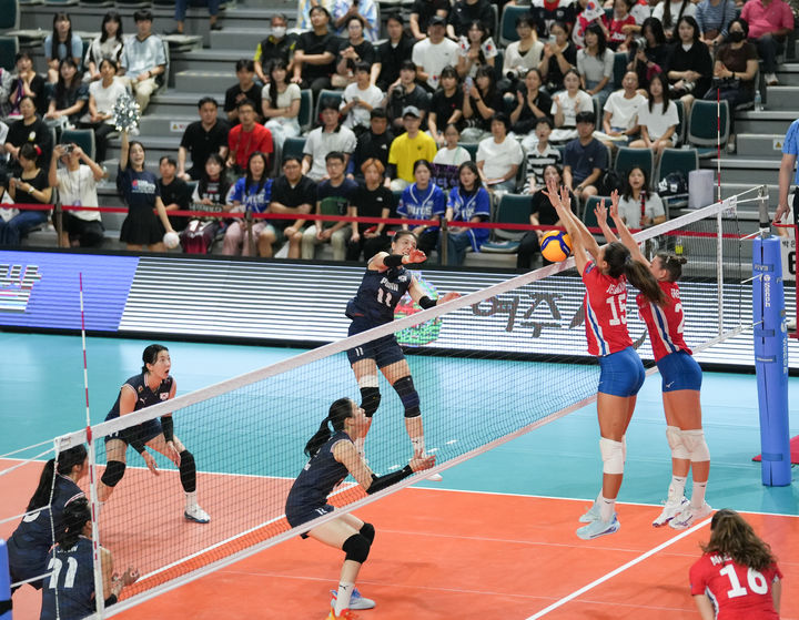 [서울=뉴시스] 한국 여자배구 대표팀이 17일 경남 진주의 진주실내체육관에서 열린 2025 코리아인비테이셔널 진주 국제여자배구대회 체코전에서 공격을 시도하고 있다. (사진=대한배구협회 제공) 2025.08.17. *재판매 및 DB 금지