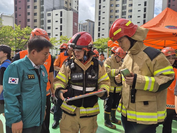 [서울=뉴시스]창전동 화재 현장을 살피는 박강수 마포구청장.