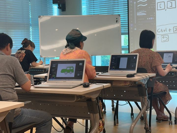 [대구=뉴시스] 대구 행복북구문화재단 대현도서관은 노인의 디지털 활용 능력을 높이기 위한 '시니어 디지털 톡톡' 프로그램을 운영한다. (사진=행복북구문화재단 제공) 2025.08.17. photo@newsis.com *재판매 및 DB 금지