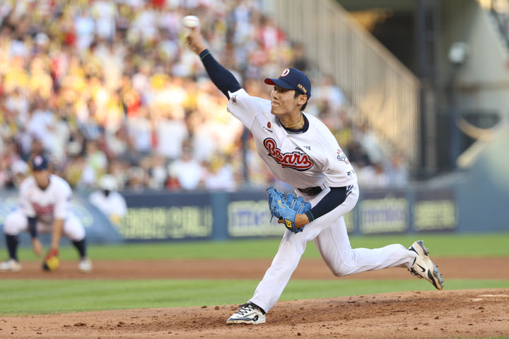 [서울=뉴시스]프로야구 두산 베어스의 우완 투수 윤태호가 16일 잠실구장에서 열린 2025 신한 쏠뱅크 KBO리그 KIA 타이거즈와의 경기에 3회초 등판해 역투하고 있다. (사진=두산 베어스 제공) 2025.08.17. *재판매 및 DB 금지