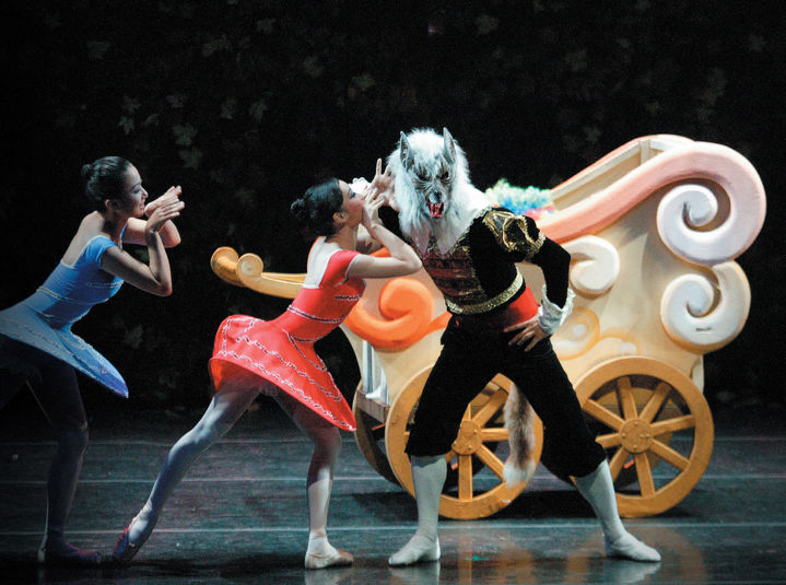 [대구=뉴시스] 늑대와 빨간 두건 공연 모습. (사진=대구 서구문화회관 제공) 2025.08.17. photo@newsis.com *재판매 및 DB 금지