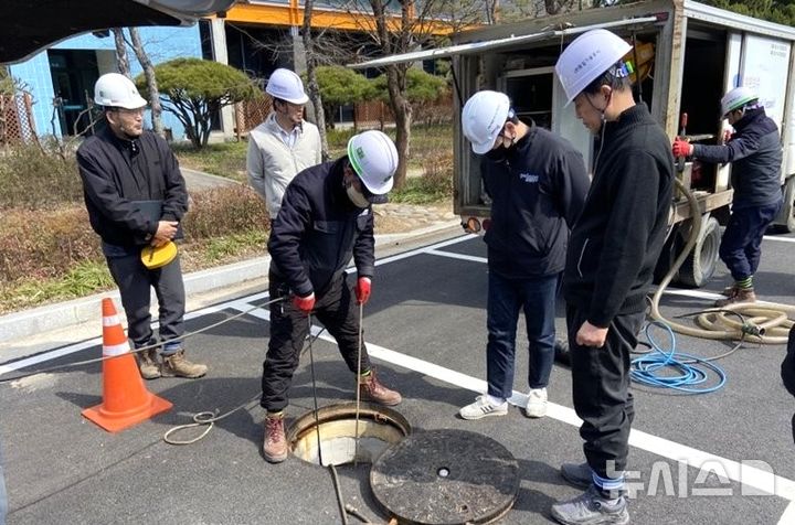 [포항=뉴시스] 송종욱 기자 = 포항시는 사업비 497억원을 들여 연일읍·대송면 하수관로 정비로 2094가구 정주 환경을 개선했다. 사진은 연일읍 하수 관로 정비 모습. (사진=포항시 제공) 2025.08.17. photo@newsis.com
