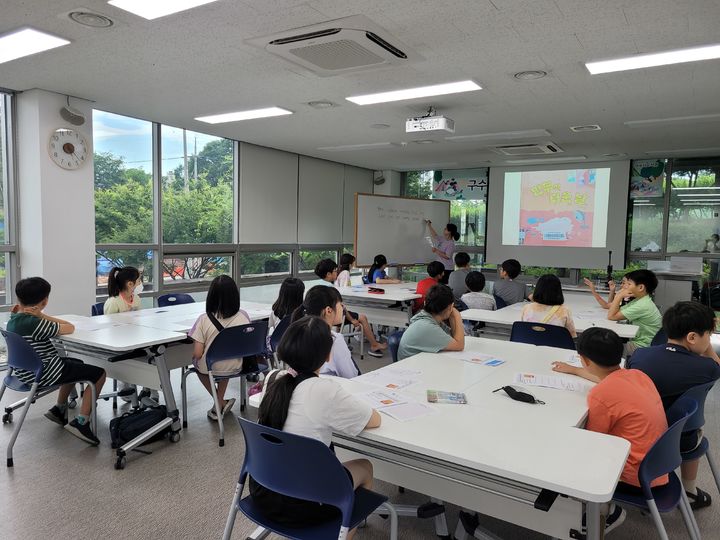 [대구=뉴시스] 대구 구수산도서관 문화강좌 운영 모습. (사진=행복북구문화재단 제공) 2025.08.17. photo@newsis.com *재판매 및 DB 금지