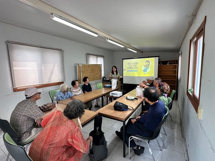 [대구=뉴시스] 대구 대현도서관 웹툰 창작 프로그램 운영 모습. (사진=행복북구문화재단 제공) 2025.08.17. photo@newsis.com *재판매 및 DB 금지