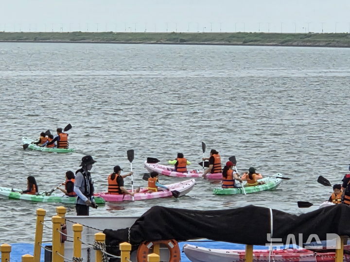 [시흥=뉴시스] 시흥시가 최근 진행한 '드림가족 거북섬 해양생태·레저 체험' 현장. (사진=시흥시 제공).2025.08.17.photo@newsis.com *재판매 및 DB 금지