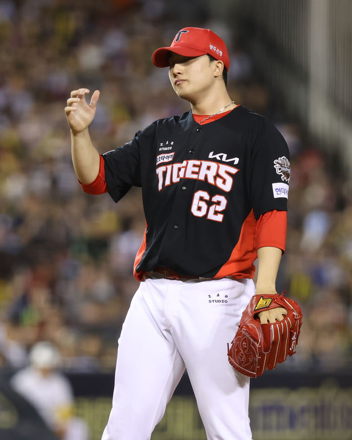 [서울=뉴시스] 프로야구 KIA 타이거즈의 마무리 투수 정해영이 16일 잠실구장에서 펼쳐지는 2025 신한 쏠뱅크 KBO리그 두산 베어스와의 경기에 9회말 등판해 투구하고 있다. (사진=KIA 타이거즈 제공) 2025.08.16. *재판매 및 DB 금지