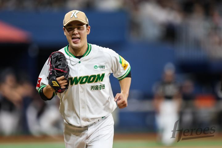 [서울=뉴시스] 프로야구 키움 히어로즈 정현우가 17일 고척스카이돔에서 열린 2025 신한 쏠뱅크 KBO리그 KT 위즈와의 경기에 선발 등판해 이닝을 마친 뒤 마운드를 내려가고 있다. (사진=키움 히어로즈 제공) 2025.08.17. *재판매 및 DB 금지