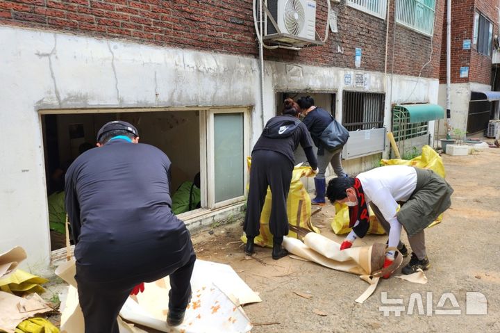 [인천=뉴시스] 인천 서구 한 주택가에서 수해 피해 복구 지원에 나선 인력들이 폐기물을 정리하고 있다. (사진=서구 제공) 2025.08.17. photo@newsis.com