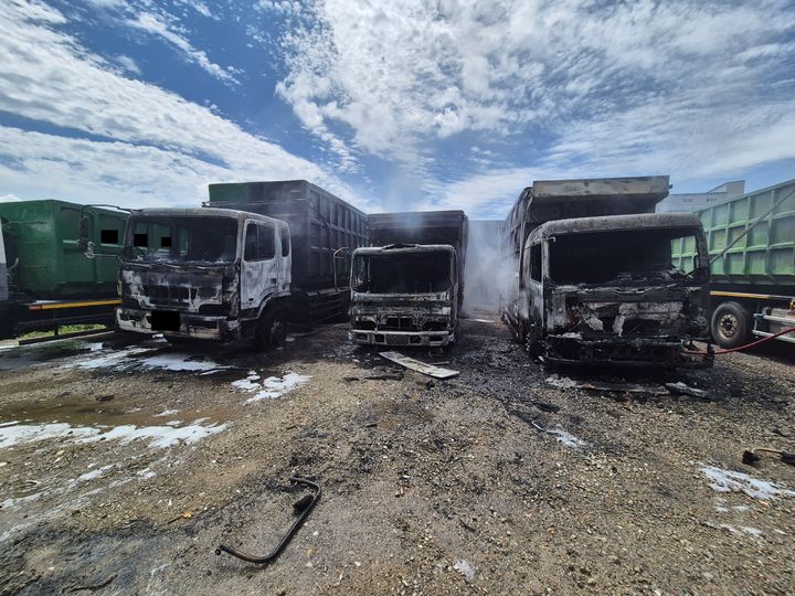 [당진=뉴시스] 17일 오후 1시21분께 충남 당진시 송악읍 광명리의 한 고물상 옆 차고지에 세워져 있던 트럭에서 불이 나 차량 4대가 피해를 입었다. (사진=당진소방서 제공) 2025.08.17. photo@newsis.com *재판매 및 DB 금지