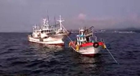 [제주=뉴시스] 17일 오후 제주시 한경면 판포리 판포포구 인근 해상에서 충돌한 어선들 모습. (사진=제주해양경찰서 제공) 2025.08.17. photo@newsis.com *재판매 및 DB 금지